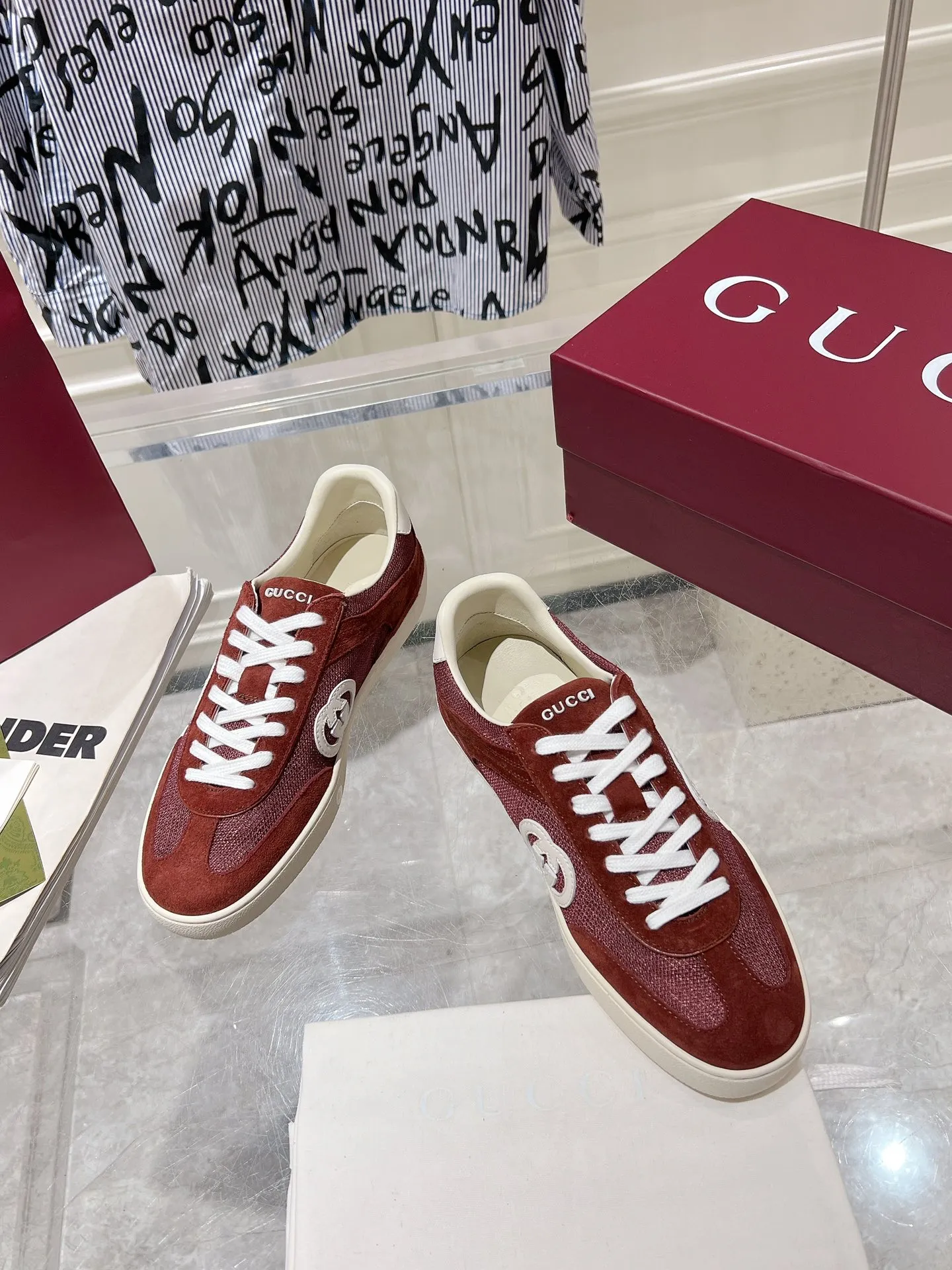 👟👟Ex-factory price 540👟👟Men's size +10 New upgraded version🔥Gucci 2024 new white shoes casual shoes hot recommendation, original TPU soles, original fabrics, original sheepskin lining sheepskin feet🔥Original cover craftsmanship is reproduced one to one! The pursuit of ultimate comfort! 🔥🔥 [Love] Fabric: Imported cow suede + mesh [Love] Packing: Counter-matched red shoe box ➕ Aviation airplane box [Love] Code number: 35-45